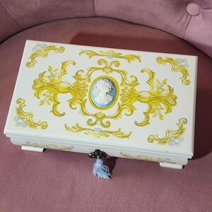 ✨️SOLD✨️ Vintage Avon Cameo Jewelry Box with Gold Accents